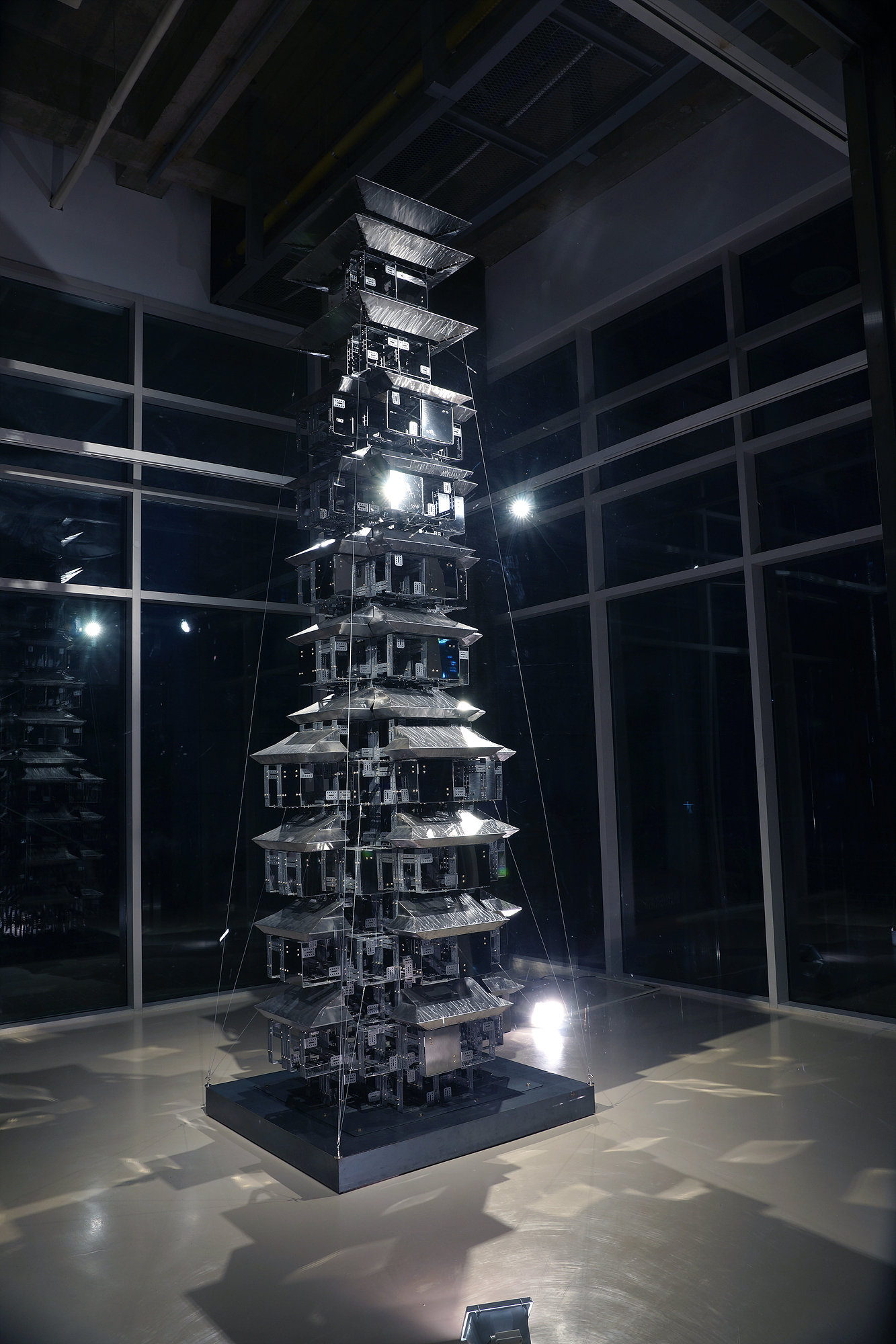 봉산십층철탑 / Fastener와 스테인레스 스틸미러를 이용하여 원각사지십층석탑을 현대적으로 재해석한 작품 봉산십층철탑 / Fastener와 스테인레스 스틸미러를 이용하여 원각사지십층석탑을 현대적으로 재해석한 작품