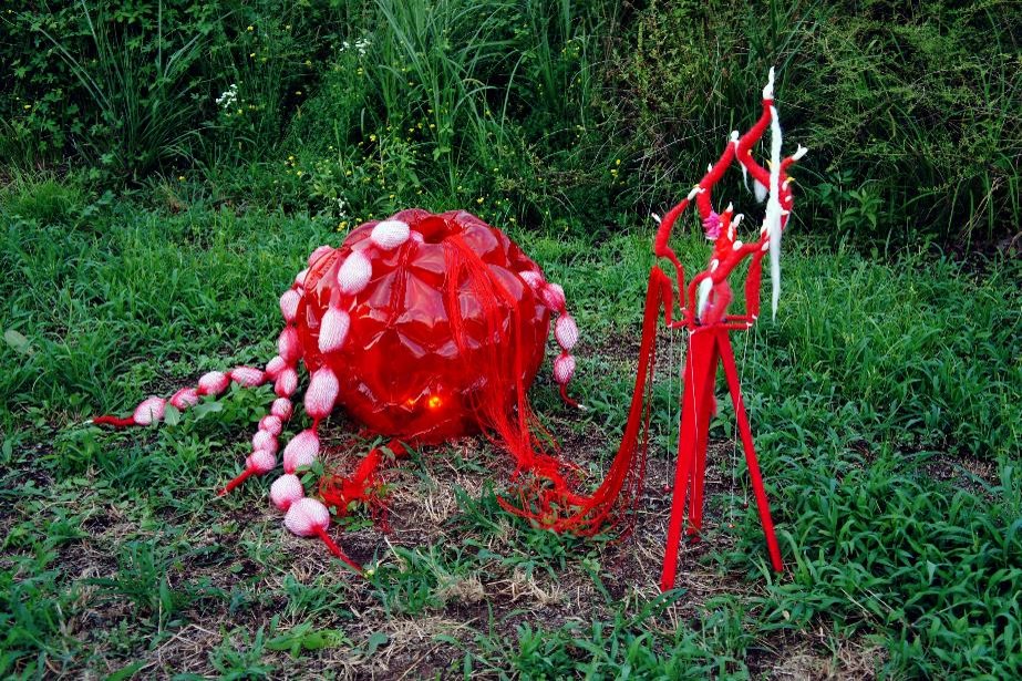 공기뿌리 _ PVC, 실 Installation , 2019 공기뿌리 _ PVC, 실 Installation , 2019