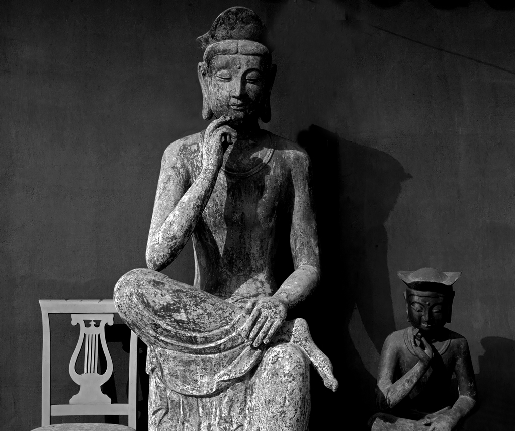 사유, 힐링하고 가실래요? :  잠시 시간을 내어 반가사유상 옆에 놓인 빈 의자에 앉아 묵상의 시간을 가져보자는 의도로 촬영한 작품, 사유를 통해 나를 돌아보고 일상에 지친 몸과 마음을 쉬어가도록 유도 