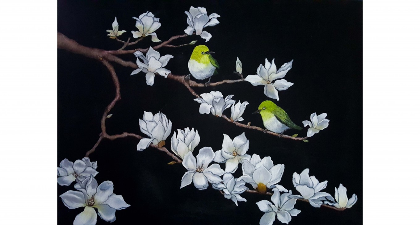 순간과 연속 │ 바람에 흔들림이 연속되는 나뭇가지 위 선명한 결실로 나타나는 꽃봉우리, 그리고 동박새가 앉은 그 순간을 담아낸 작품