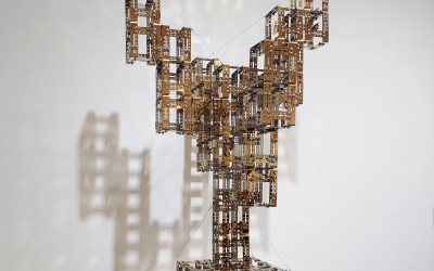 2021 Connection no.1 / Gold stainless mirror를 이용하여 파스너의 형태로 제작하여 나무의 형상을 표현한 작품