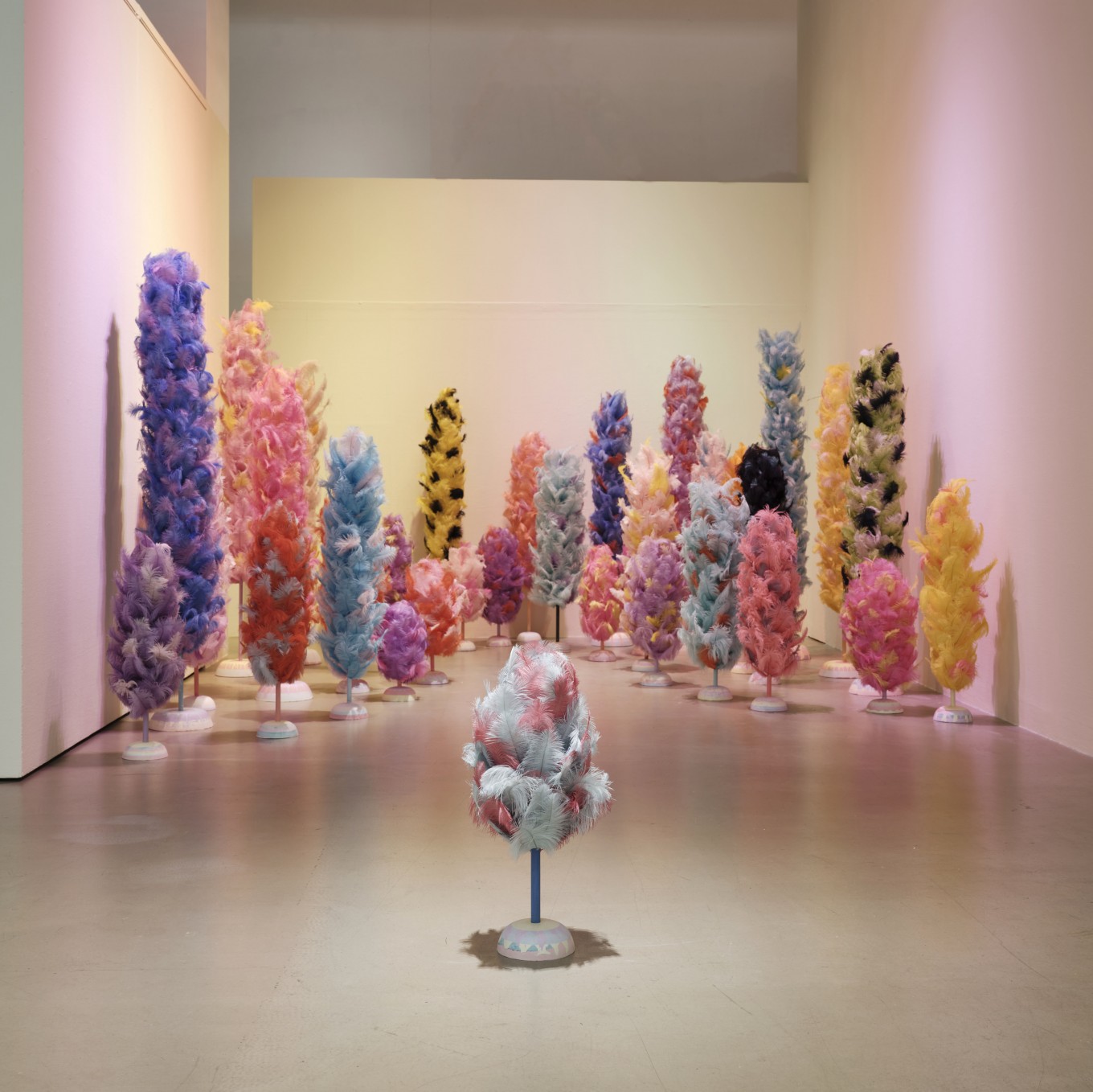 Duster Clump / 타조깃털, 안료, 석고, 향료, 안료 / 가변크기 / 2017