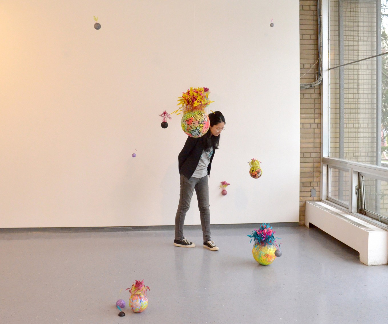 Conundrum / 깃털, 스티로폼, 패턴천, 아크릴릭, 글리터 / 가변크기 / 2017