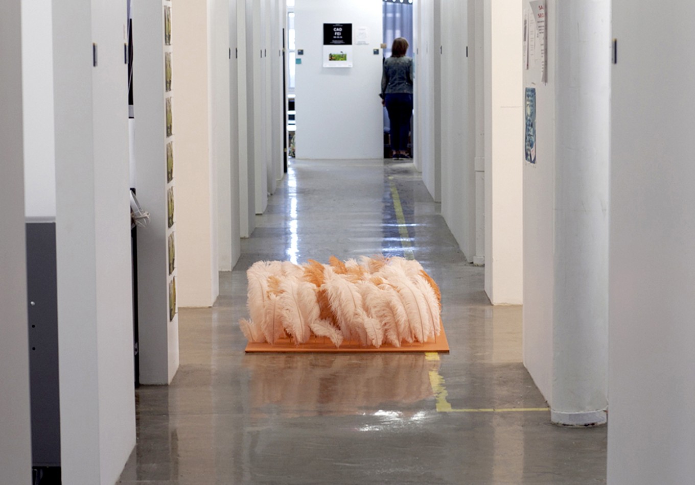 The Intersection / 타조깃털, 아크릴릭, 합판 / 130x97x33cm / 2016 