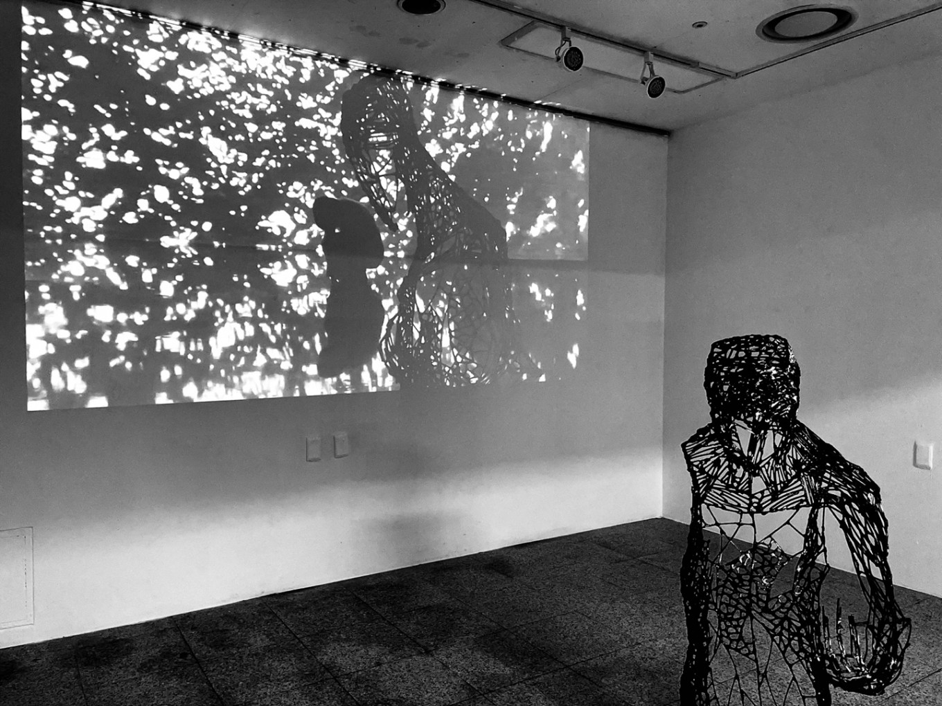 죄 / 138cm x 66cm / 철(용접) / 영상 콜라보: 백수연 작가 / 2022