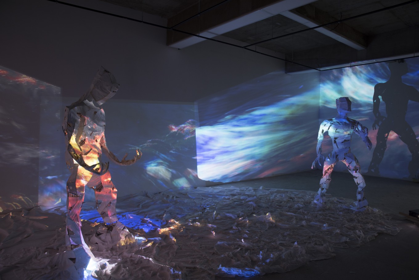 나와 다른 너를 볼 때 / 철(용접) / 석고붕대 / 바다영상(underwater) / 2020