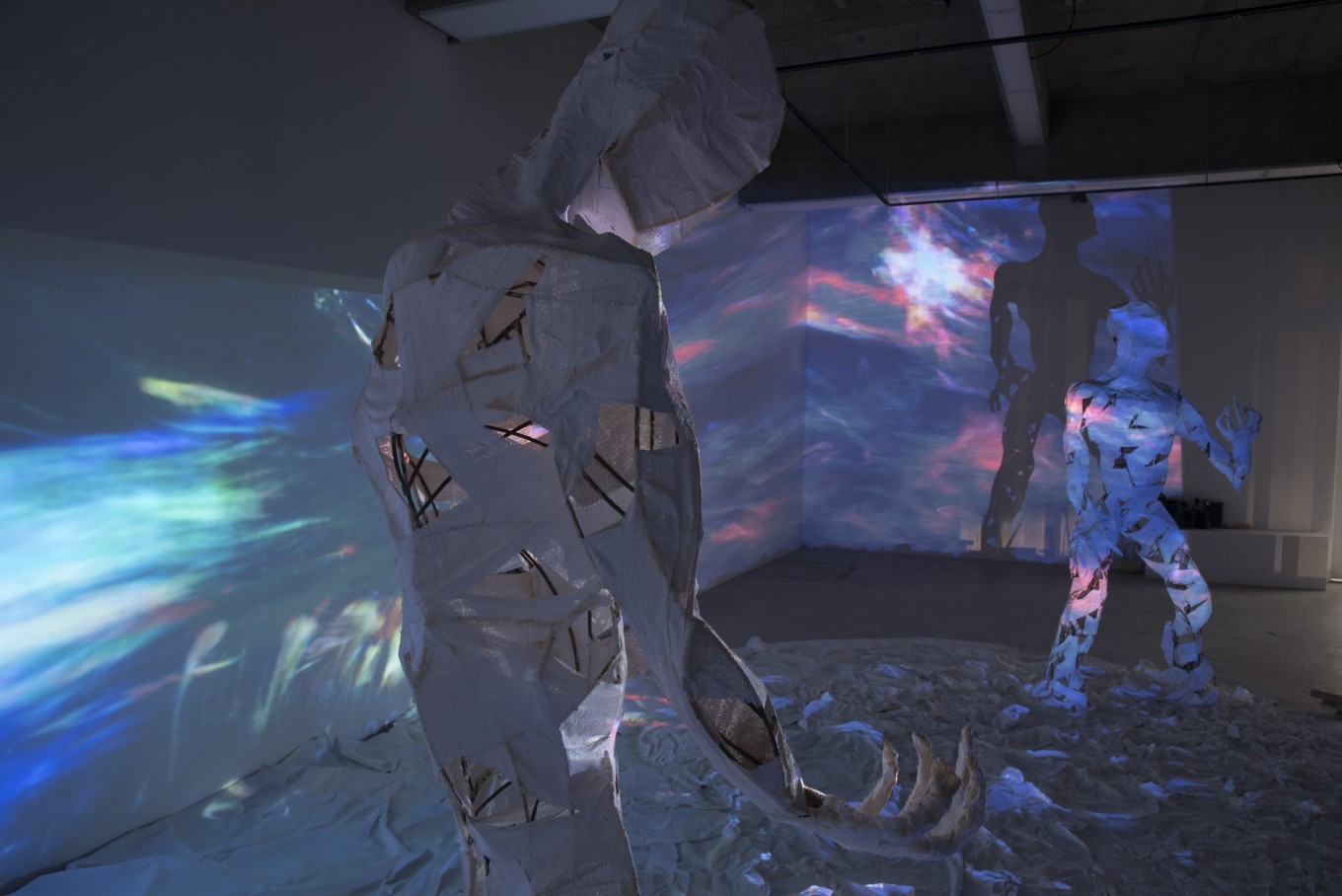 나와 다른 너를 볼 때 / 철(용접) / 석고붕대 / 바다영상(underwater) / 2020