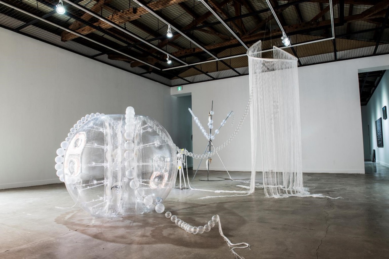 Space  angle  shape #2 _  PVC, 실, 거울, 삼각대  Installation , 2020 