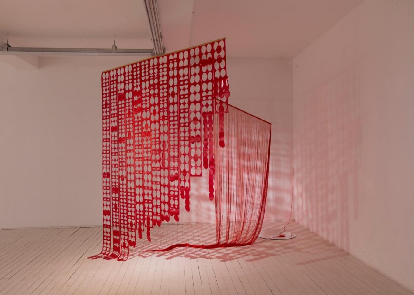 Space  angle  shape _  PVC, 실, 거울  Installation , 2019 