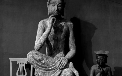 사유, 힐링하고 가실래요? :  잠시 시간을 내어 반가사유상 옆에 놓인 빈 의자에 앉아 묵상의 시간을 가져보자는 의도로 촬영한 작품, 사유를 통해 나를 돌아보고 일상에 지친 몸과 마음을 쉬어가도록 유도 