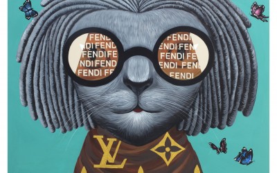  명품 브랜드와 이미지를 동경하는 현대사회에 내재된 인간의 욕망은 물질적 값어치 이상의 견고한 예술적 가치를 만들어내 왔다. 작가는 물질로 평가되는 시선과 예술적 가치를 찾으려는 욕구 사이의 양면성을 <고양이>라는 매개체를 통해 표현 하고자 한다.  인간으로서 가치 있는 삶은 무엇일까. 과대 포장된 포장지 속 내면의 가치에 집중하며 명품의 예술의 가치를 알아보는 안목을 기르고, 이 둘을 균형 있게 조화시키는 것이 우선이어야 하지 않을까. 나의 반려묘는 명품에 둘러 쌓인 채 유토피아를 찾아 먼 길을 떠나지만, 여정의 끝엔 내면의 본질적 가치와 예술을 제대로 향유하며, 스스로를 어루만지는 경험을 할 수 있길 소망한다 .